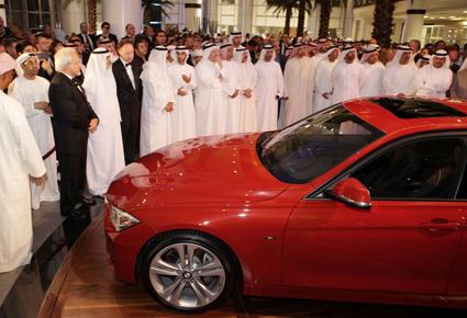 أضخم صالة عرض لمجموعة BMW في العالم تفتح أبوابها في أبوظبي